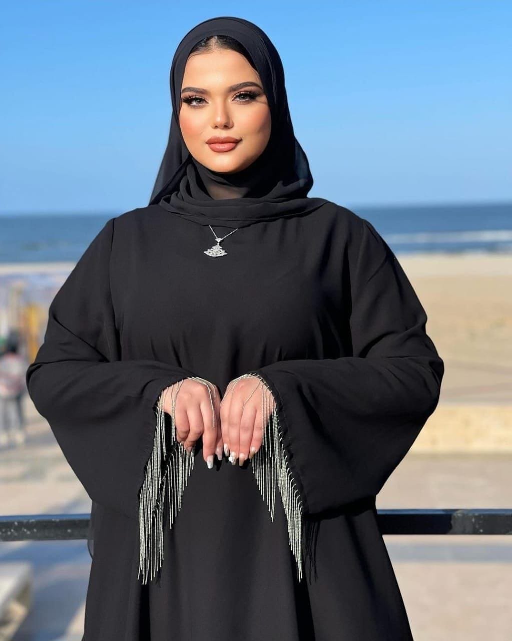 عباية بأكمام واسعة